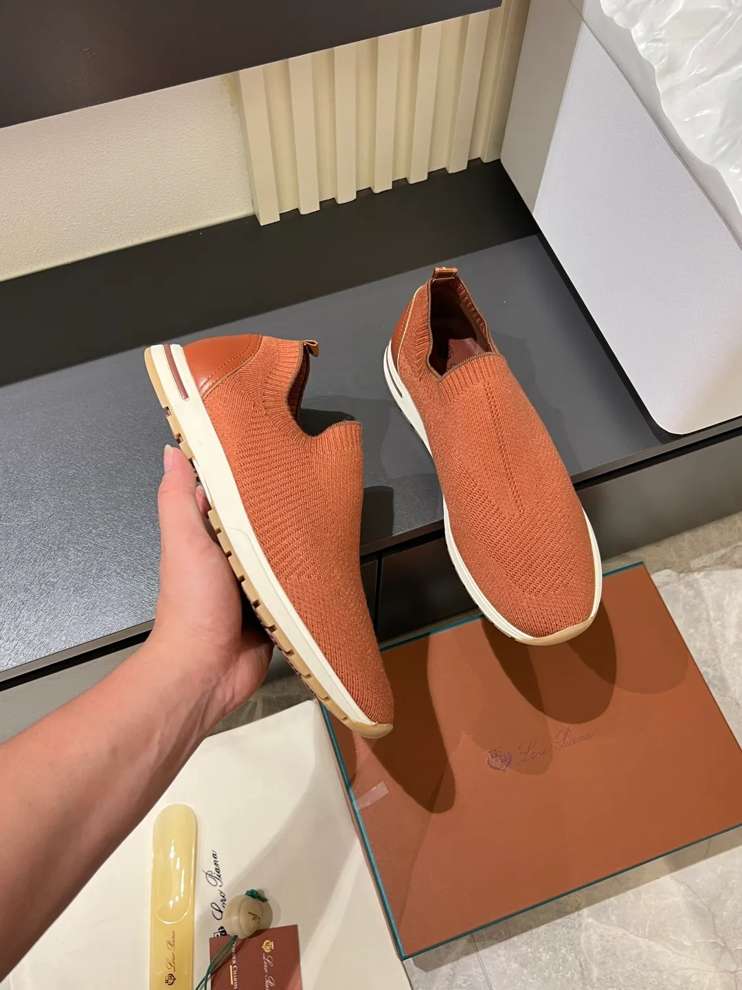 Men's Men's Shoes 💰p380 Loro Men's Shoes 💰piana/Noyo Piana 360 L Men's Shoes 💰p Flexy Walk Men's Sports Shoes These sports shoes are made of knitted wool uppers, and the heel is wrapped in smooth calf leather. Merino sheep are selected from Australia and New Zealand. The upper is machine-woven like a sweater, and then equipped with a white rubber outsole and a Kummel-colored sole. It is both beautiful and non-slip. The fabric is 100% cashmere and the insole is calf leather. It is super comfortable on the feet! Comes with full original packaging! Multiple colors available! Size: 38-44 (45 customized)